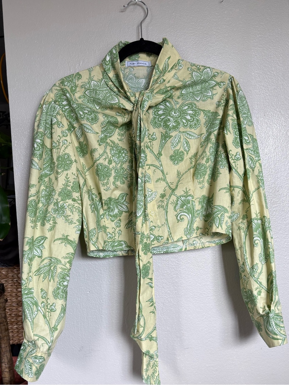 Green Floral Tie-Neck Cropped Blouse sz M